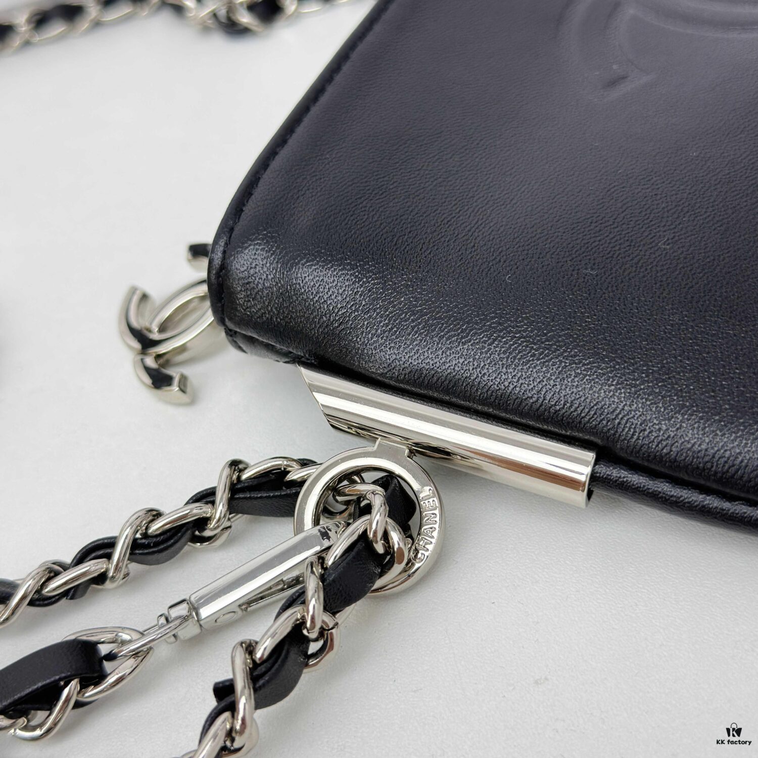 6930484ff09edb6de4c4e052 Top Quality Genuine Top-Grain Leather Vintage Chanel Chain Bag, Lazy and Stylish, Perfectly Sized at 22 x 13cm