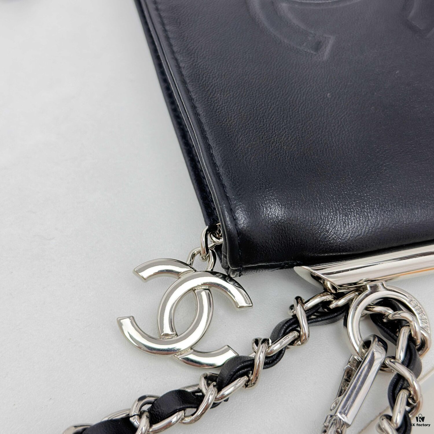 6930484ff09edb6de4c4e053 Top Quality Genuine Top-Grain Leather Vintage Chanel Chain Bag, Lazy and Stylish, Perfectly Sized at 22 x 13cm