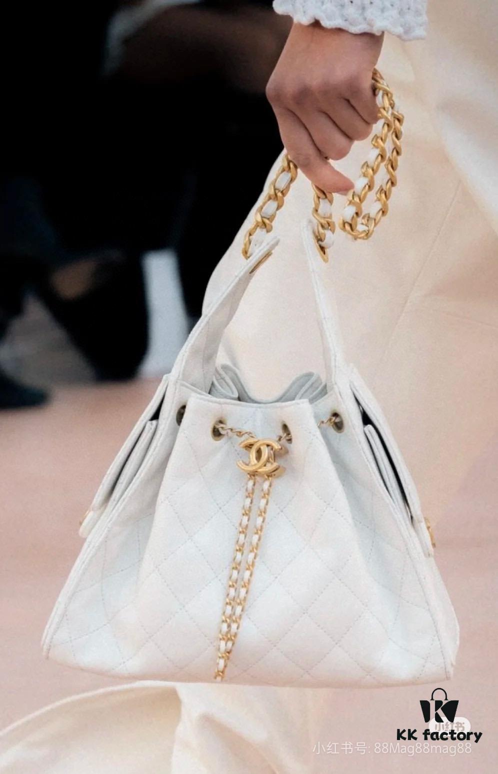 69304876f09edb6de4c4e070 New Chanel 25 Handbag