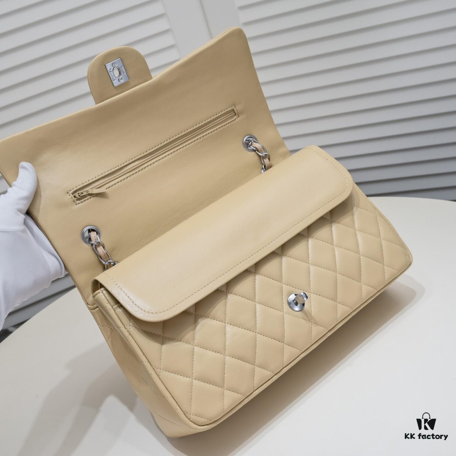 69304a4ef09edb6de4c4e2e0 Beige Chanel Century Classic Style, meticulously crafted with precision stitching, imported lambskin paired with original hardware, full quilting, perfect softness and shape, size: 30X18X8cm, model number: 1113