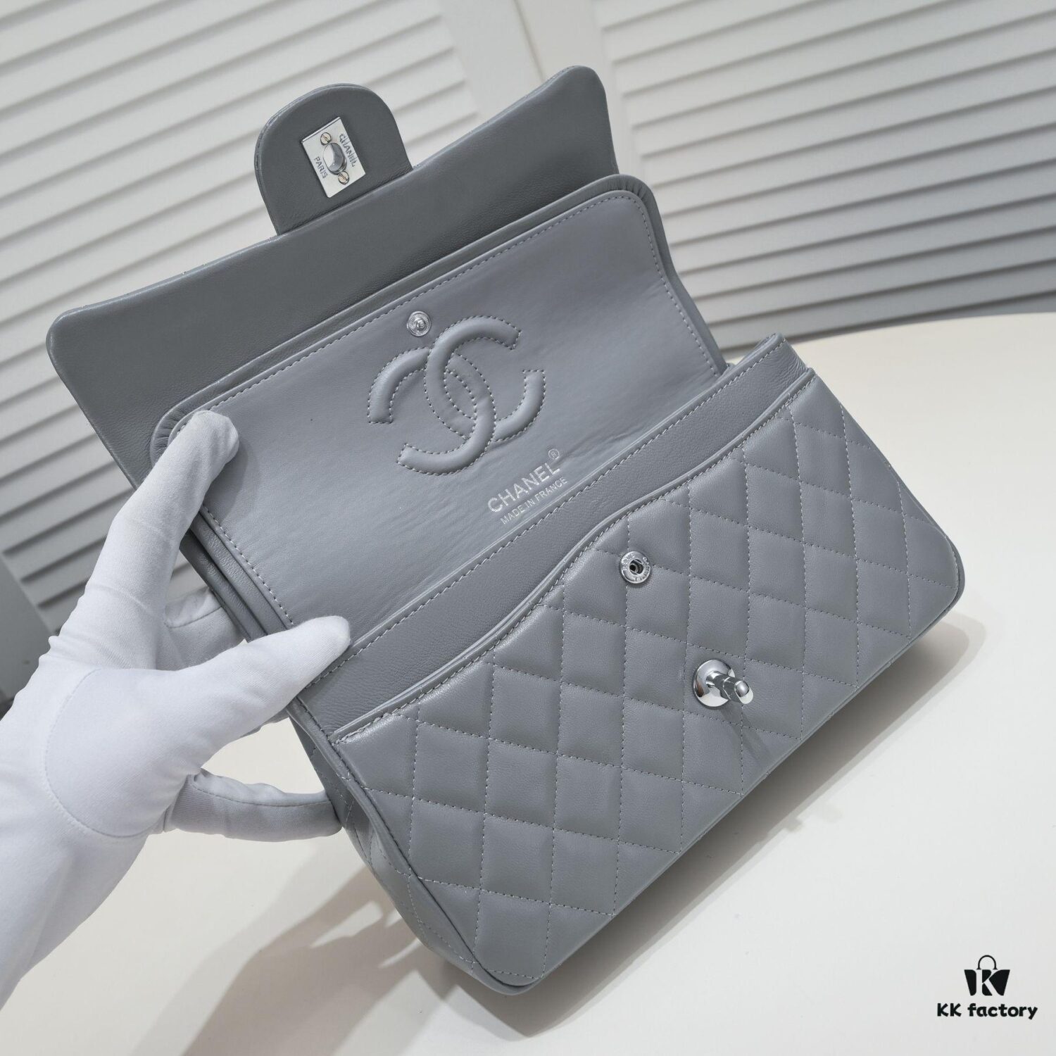 69304a67f09edb6de4c4e307 Gray Chanel Classic Lambskin Crossbody Bag with Red Interior, Summer Style 25.5*16*6.5 cm