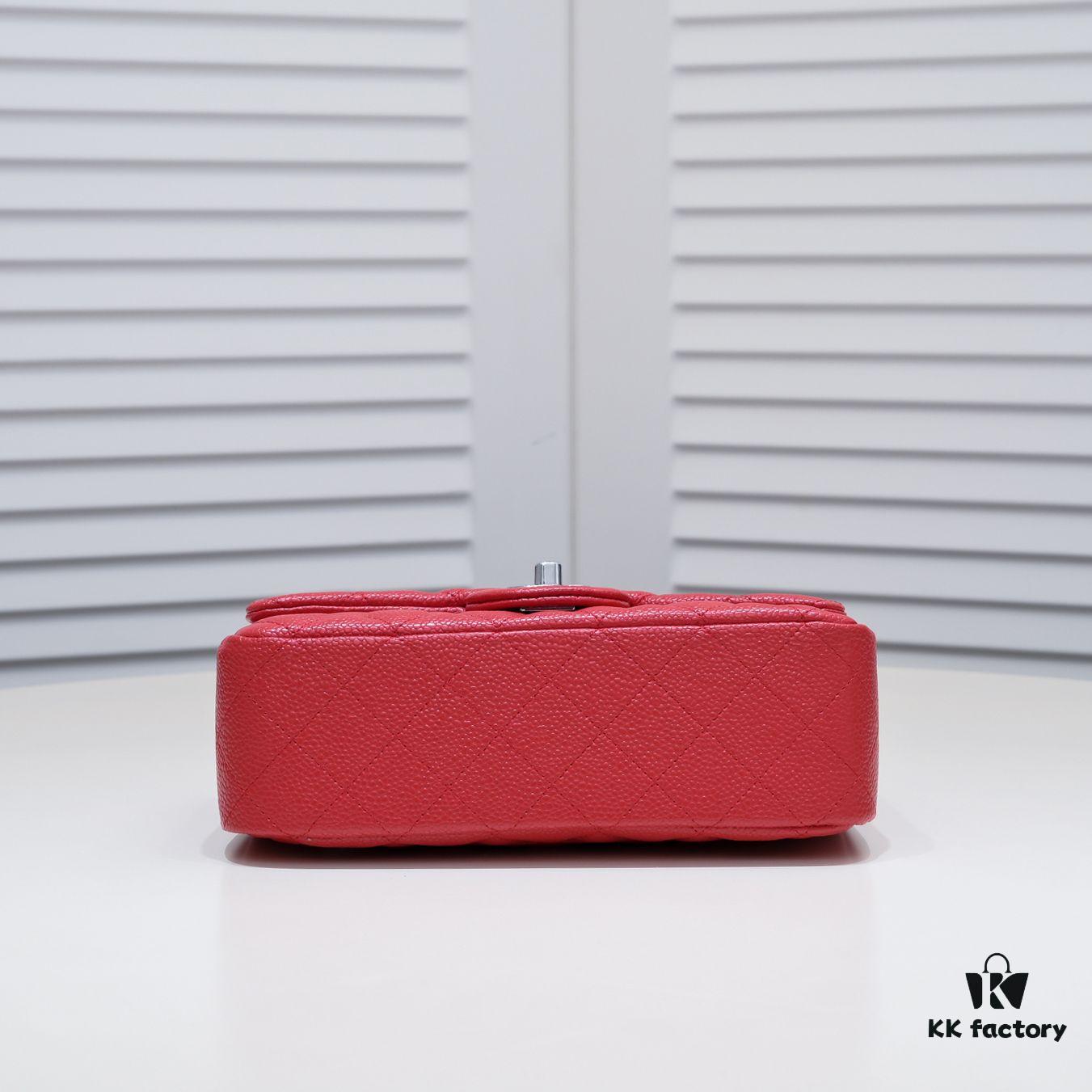 Bright Red 💥 CF Versatile Caviar Leather Handbag 🌹 Chanel 💃🏻‼️ Timeless Classic [Blush] Elegant and Noble Demeanor 💃🏻 Favorite Among Socialites 🌟 Premium Soft and Luxurious Leather, Refined Hardware from Boutique, Flawless Craftsmanship [Thumbs Up] Radiant and Feminine 😝 [Strong] Durable and Luxurious 🌟 Dimensions: 20*14*7cm Model No. 1116 Reversed Edge