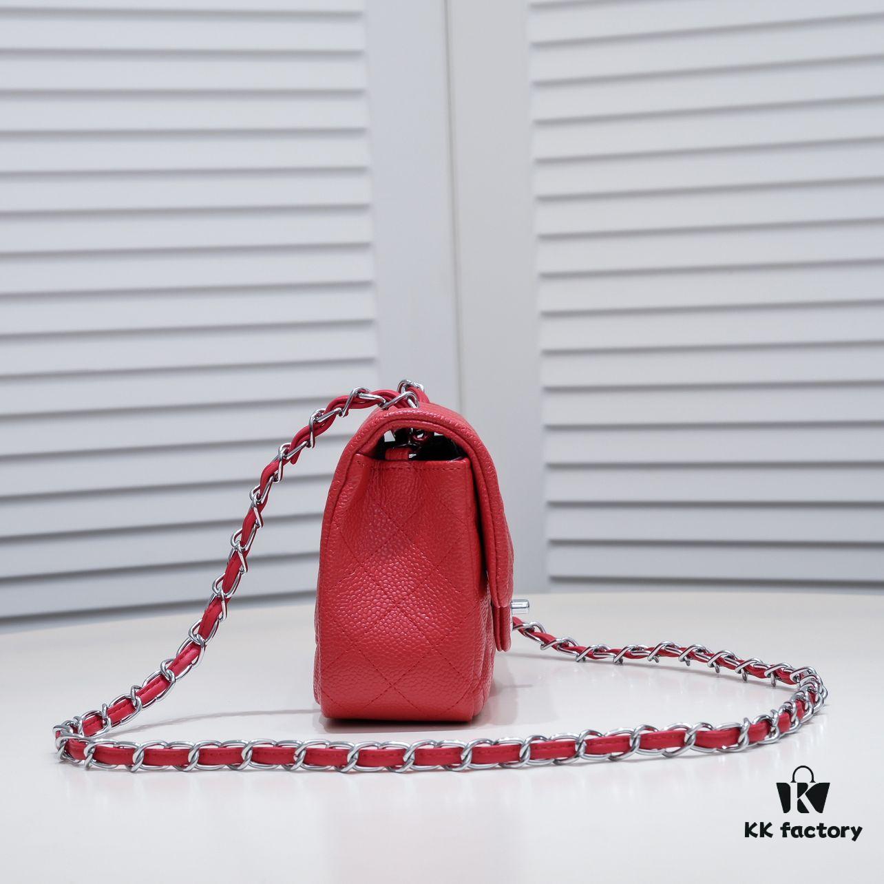 Bright Red 💥 CF Versatile Caviar Leather Handbag 🌹 Chanel 💃🏻‼️ Timeless Classic [Blush] Elegant and Noble Demeanor 💃🏻 Favorite Among Socialites 🌟 Premium Soft and Luxurious Leather, Refined Hardware from Boutique, Flawless Craftsmanship [Thumbs Up] Radiant and Feminine 😝 [Strong] Durable and Luxurious 🌟 Dimensions: 20*14*7cm Model No. 1116 Reversed Edge