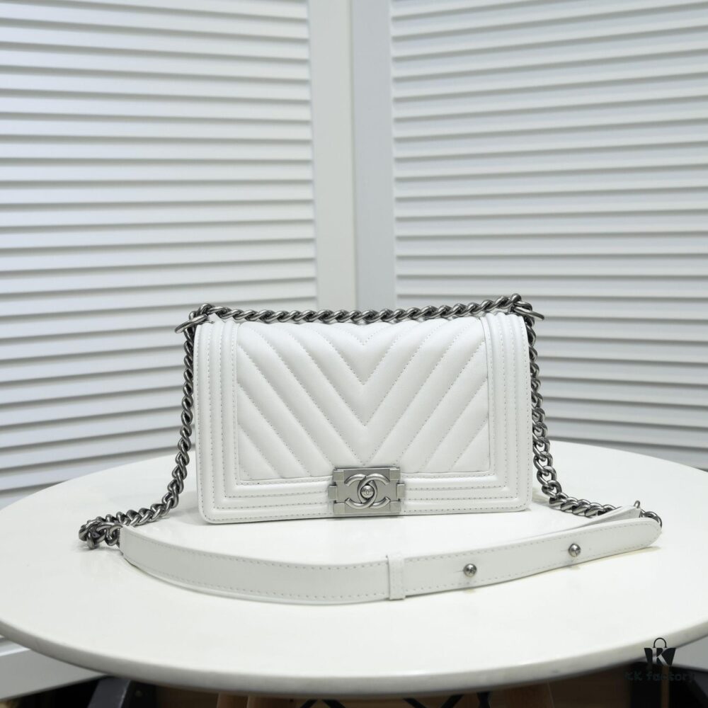 69304b3df09edb6de4c4e450 Chanel Crown Lambskin Bag with Original Hardware - Full Sheepskin, Thickened Electroplated Metal Fittings, Vintage Silver V-Check Pattern, 25*15*8cm
