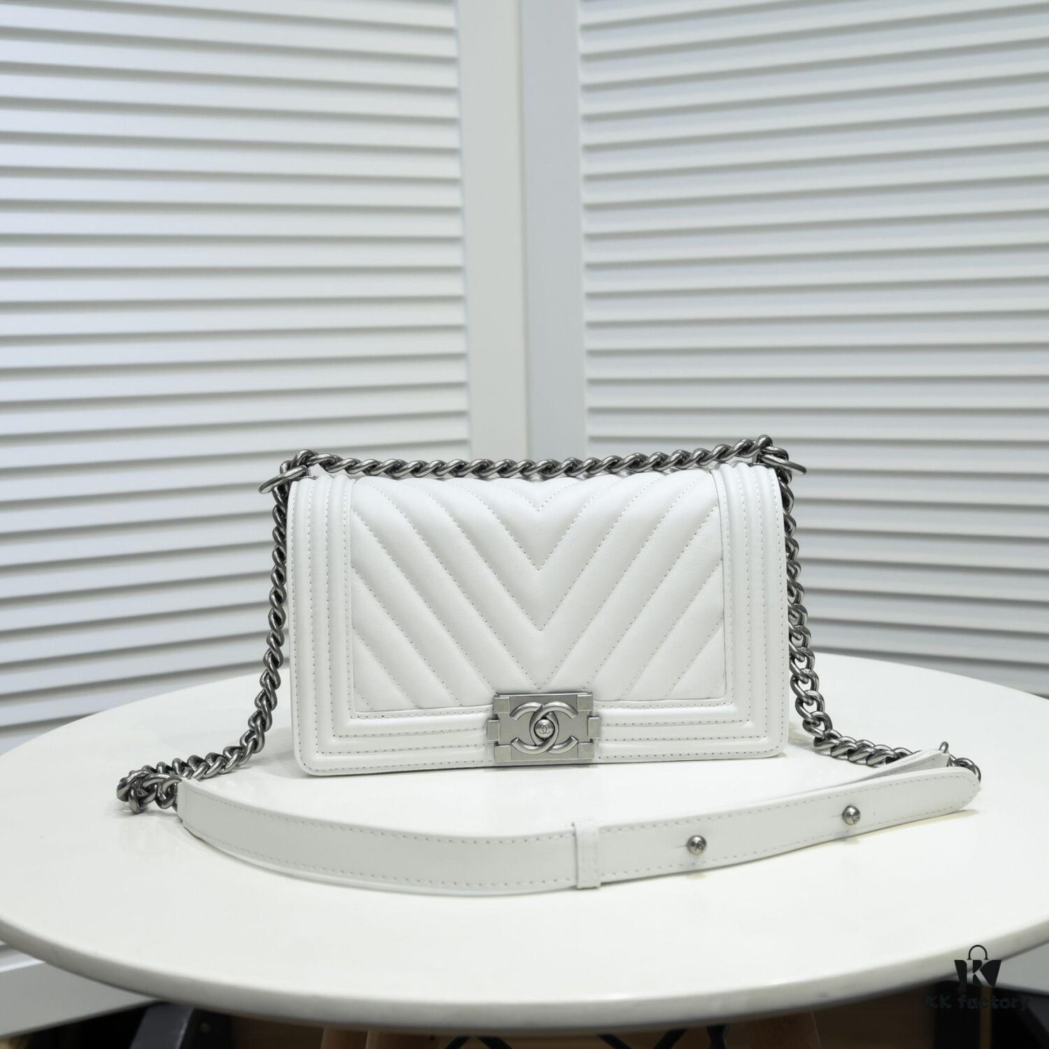 69304b3df09edb6de4c4e450 Chanel Crown Lambskin Bag with Original Hardware - Full Sheepskin, Thickened Electroplated Metal Fittings, Vintage Silver V-Check Pattern, 25*15*8cm