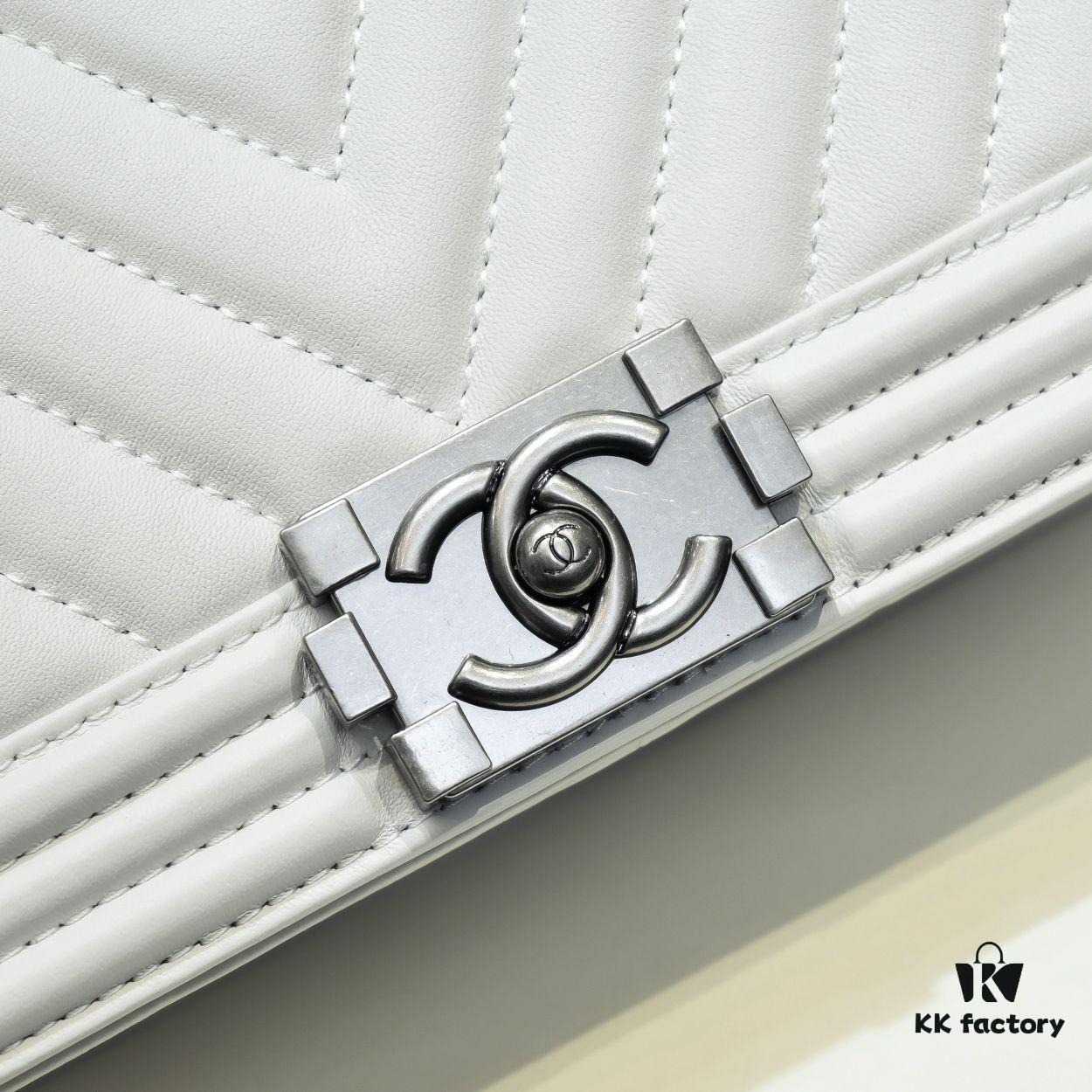 69304b41f09edb6de4c4e455 Chanel Crown Lambskin Bag with Original Hardware - Full Sheepskin, Thickened Electroplated Metal Fittings, Vintage Silver V-Check Pattern, 25*15*8cm