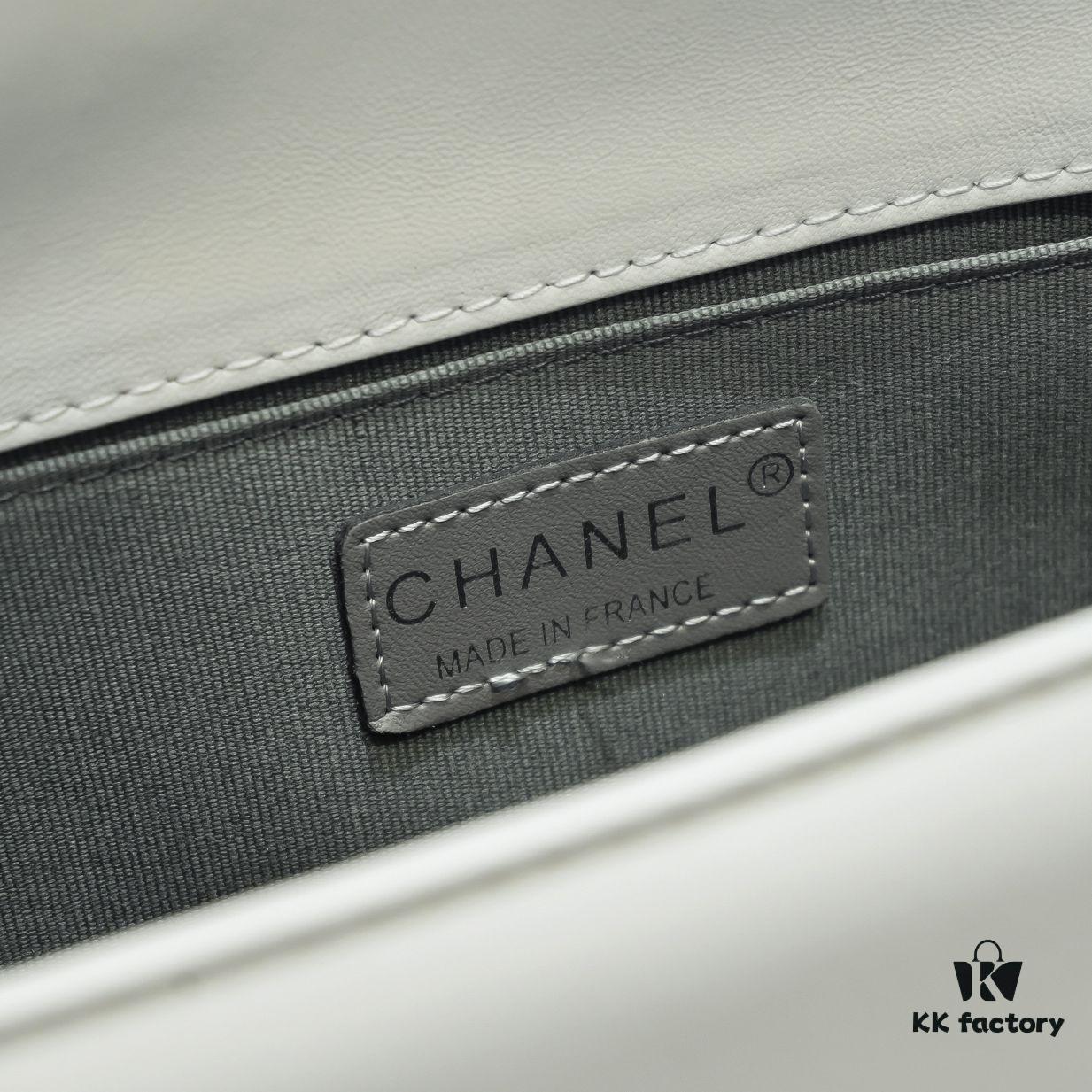 69304b43f09edb6de4c4e458 Chanel Crown Lambskin Bag with Original Hardware - Full Sheepskin, Thickened Electroplated Metal Fittings, Vintage Silver V-Check Pattern, 25*15*8cm
