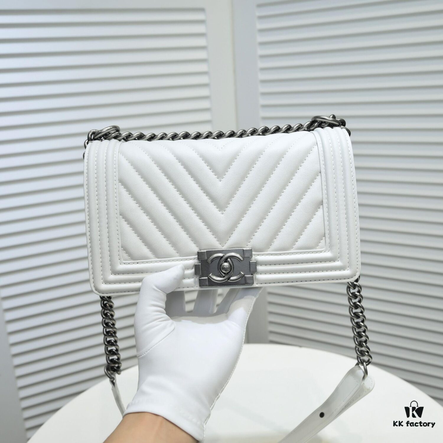 69304b45f09edb6de4c4e45c Chanel Crown Lambskin Bag with Original Hardware - Full Sheepskin, Thickened Electroplated Metal Fittings, Vintage Silver V-Check Pattern, 25*15*8cm