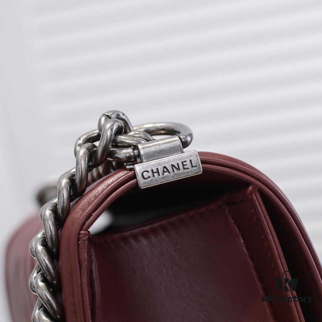 69304b4ef09edb6de4c4e46a Chanel Genuine Lambskin Handbag with Original Hardware - Full Sheepskin, Thickened Electroplated Metal Fittings, Premium Craftsmanship, Resistant and Stylish