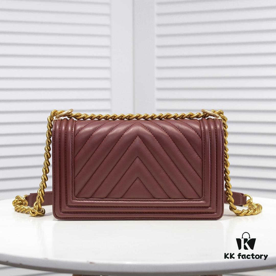 69304b4ff09edb6de4c4e46e Chanel Crown Lambskin Bag with Original Hardware - Full Sheepskin, Thickened Electroplated Metal Fittings, Scratch-Resistant and Highly Elastic Base, Premium Craftsmanship, Size 25*15*8cm Model No. 67086 Gold-Inlaid V Pattern