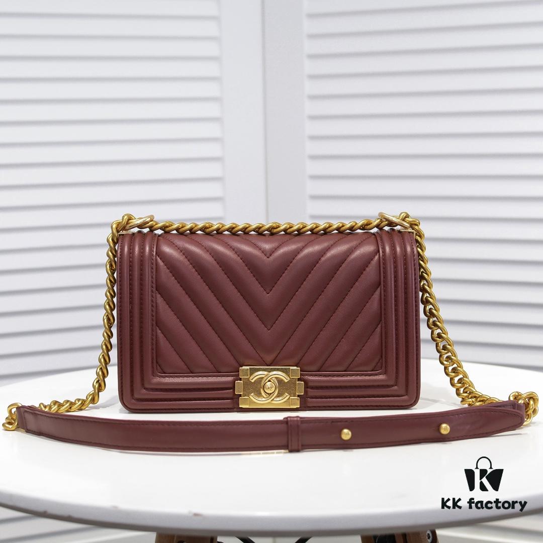 69304b4ff09edb6de4c4e46f Chanel Crown Lambskin Bag with Original Hardware - Full Sheepskin, Thickened Electroplated Metal Fittings, Scratch-Resistant and Highly Elastic Base, Premium Craftsmanship, Size 25*15*8cm Model No. 67086 Gold-Inlaid V Pattern