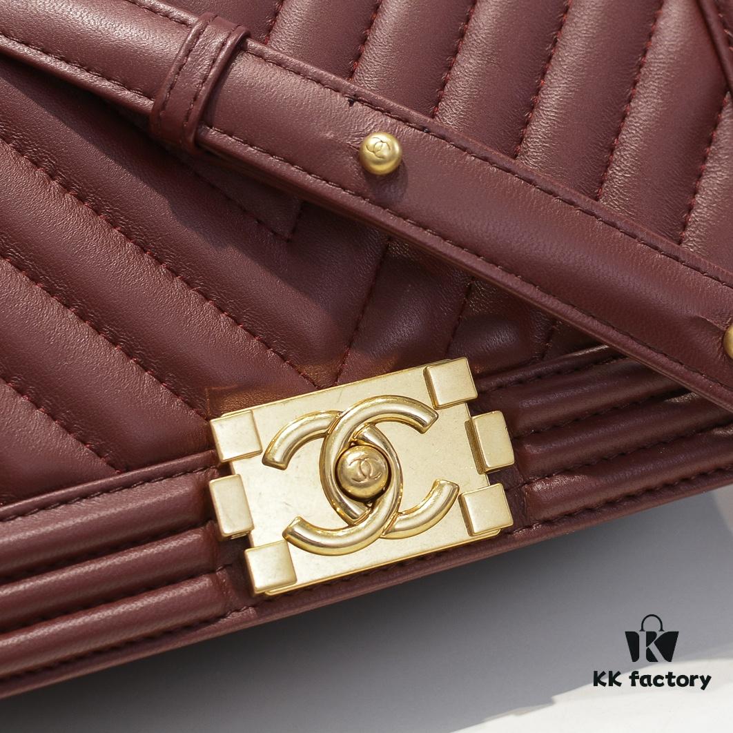 69304b52f09edb6de4c4e472 Chanel Crown Lambskin Bag with Original Hardware - Full Sheepskin, Thickened Electroplated Metal Fittings, Scratch-Resistant and Highly Elastic Base, Premium Craftsmanship, Size 25*15*8cm Model No. 67086 Gold-Inlaid V Pattern