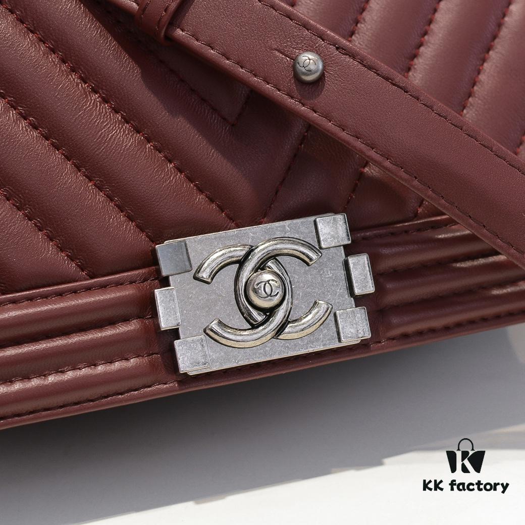 69304b53f09edb6de4c4e473 Chanel Genuine Lambskin Handbag with Original Hardware - Full Sheepskin, Thickened Electroplated Metal Fittings, Premium Craftsmanship, Resistant and Stylish