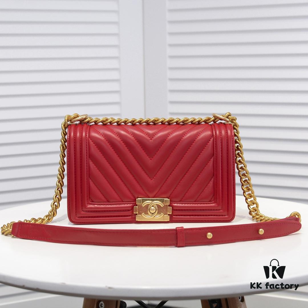 69304b58f09edb6de4c4e47c Chanel Crown Lambskin Bag with Original Hardware - Full Sheepskin, Thickened Electroplated Metal Fittings, No. 67086 Gold V-Check Pattern 25*15*8cm