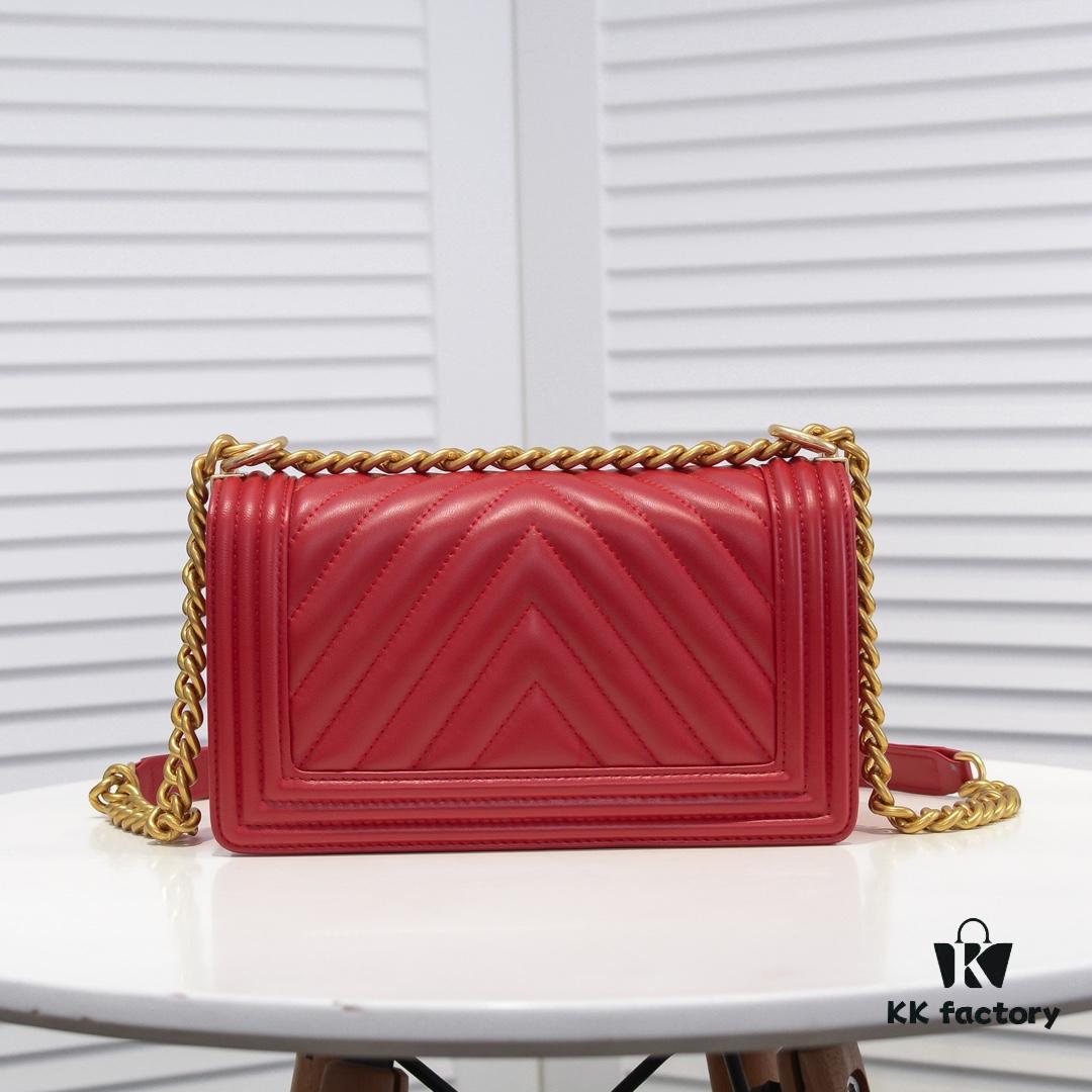 69304b5cf09edb6de4c4e482 Chanel Crown Lambskin Bag with Original Hardware - Full Sheepskin, Thickened Electroplated Metal Fittings, No. 67086 Gold V-Check Pattern 25*15*8cm