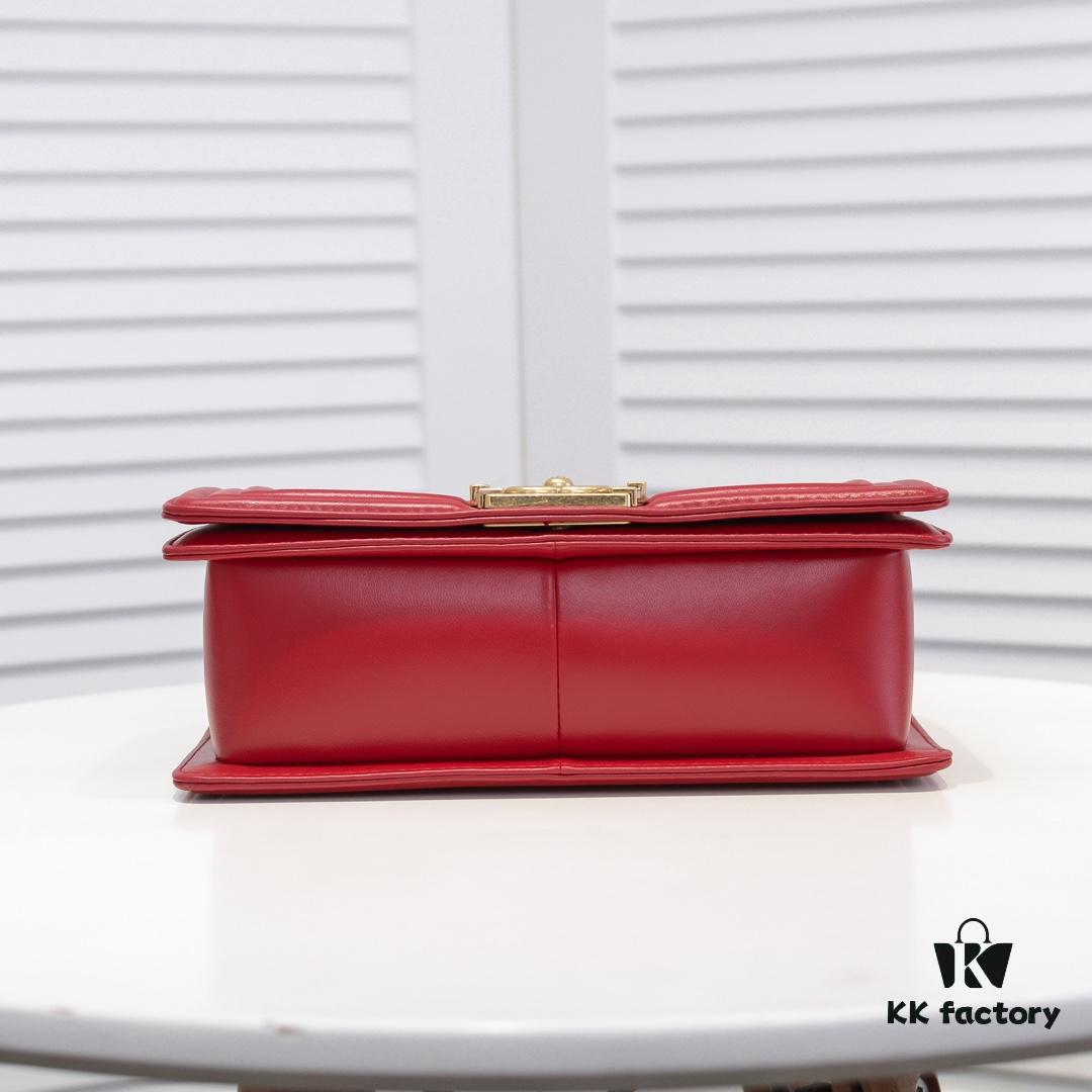 69304b5df09edb6de4c4e483 Chanel Crown Lambskin Bag with Original Hardware - Full Sheepskin, Thickened Electroplated Metal Fittings, No. 67086 Gold V-Check Pattern 25*15*8cm