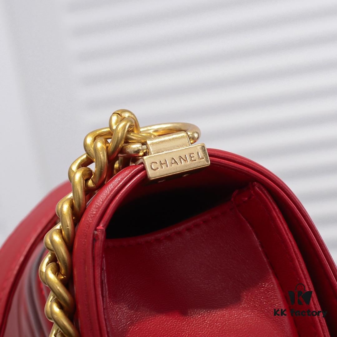 69304b5df09edb6de4c4e486 Chanel Crown Lambskin Bag with Original Hardware - Full Sheepskin, Thickened Electroplated Metal Fittings, No. 67086 Gold V-Check Pattern 25*15*8cm