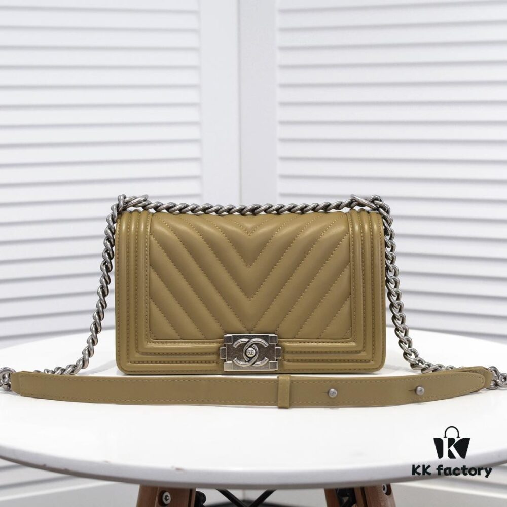 Chanel Genuine Lambskin Bag with Original Hardware - Full Sheepskin, Thickened Electroplated Metal Accessories, Premium Craftsmanship, Soft and Resilient Base, No Marks When Pinched, High-End Quality, Fits Seamlessly in Display Cases, Size 25*15*8cm, Model: 67086V
