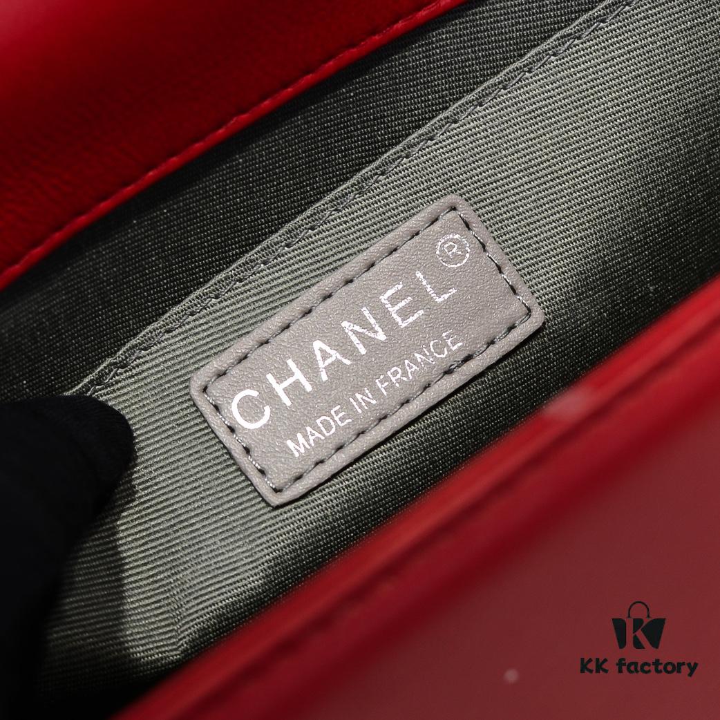 69304b60f09edb6de4c4e48a Chanel Crown Lambskin Bag with Original Hardware - Full Sheepskin, Thickened Electroplated Metal Fittings, No. 67086 Gold V-Check Pattern 25*15*8cm