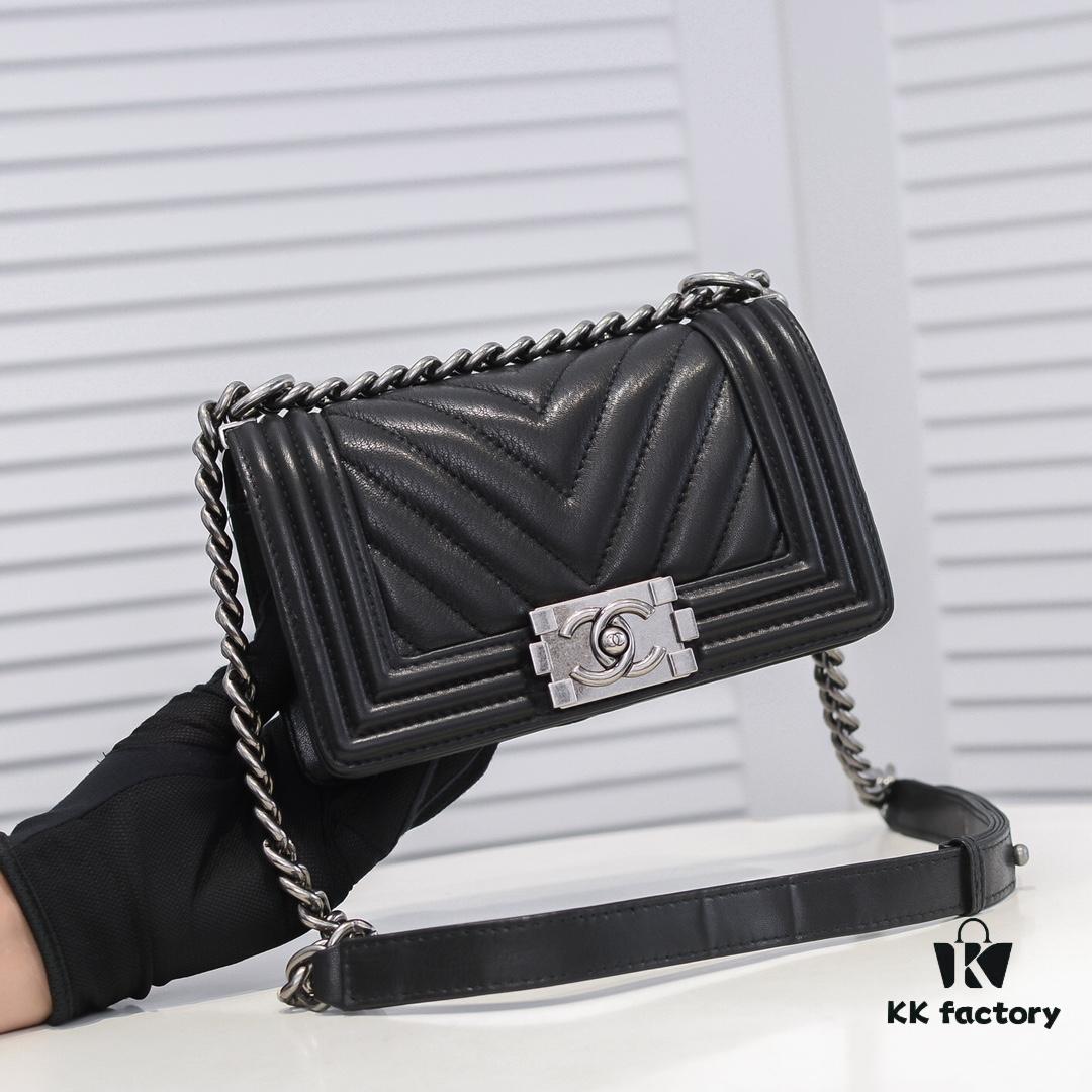 69304bd9f09edb6de4c4e53d Chanel Crown Lambskin Handbag with Original Hardware - Full Sheepskin with Thickened Electroplated Metal Fittings