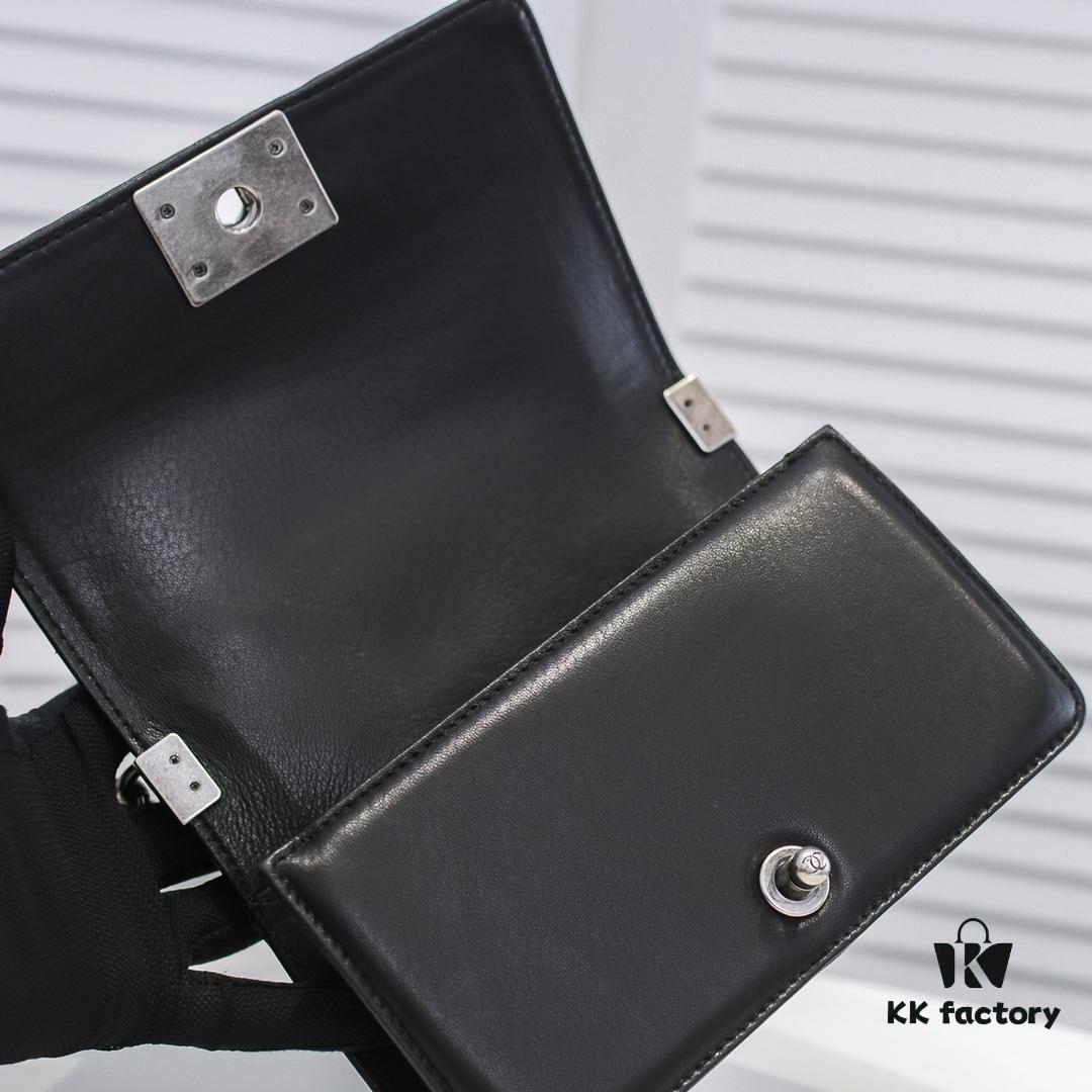 69304bdaf09edb6de4c4e540 Chanel Crown Lambskin Handbag with Original Hardware - Full Sheepskin with Thickened Electroplated Metal Fittings