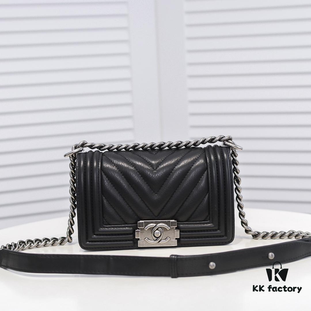 69304bdaf09edb6de4c4e541 Chanel Crown Lambskin Handbag with Original Hardware - Full Sheepskin with Thickened Electroplated Metal Fittings