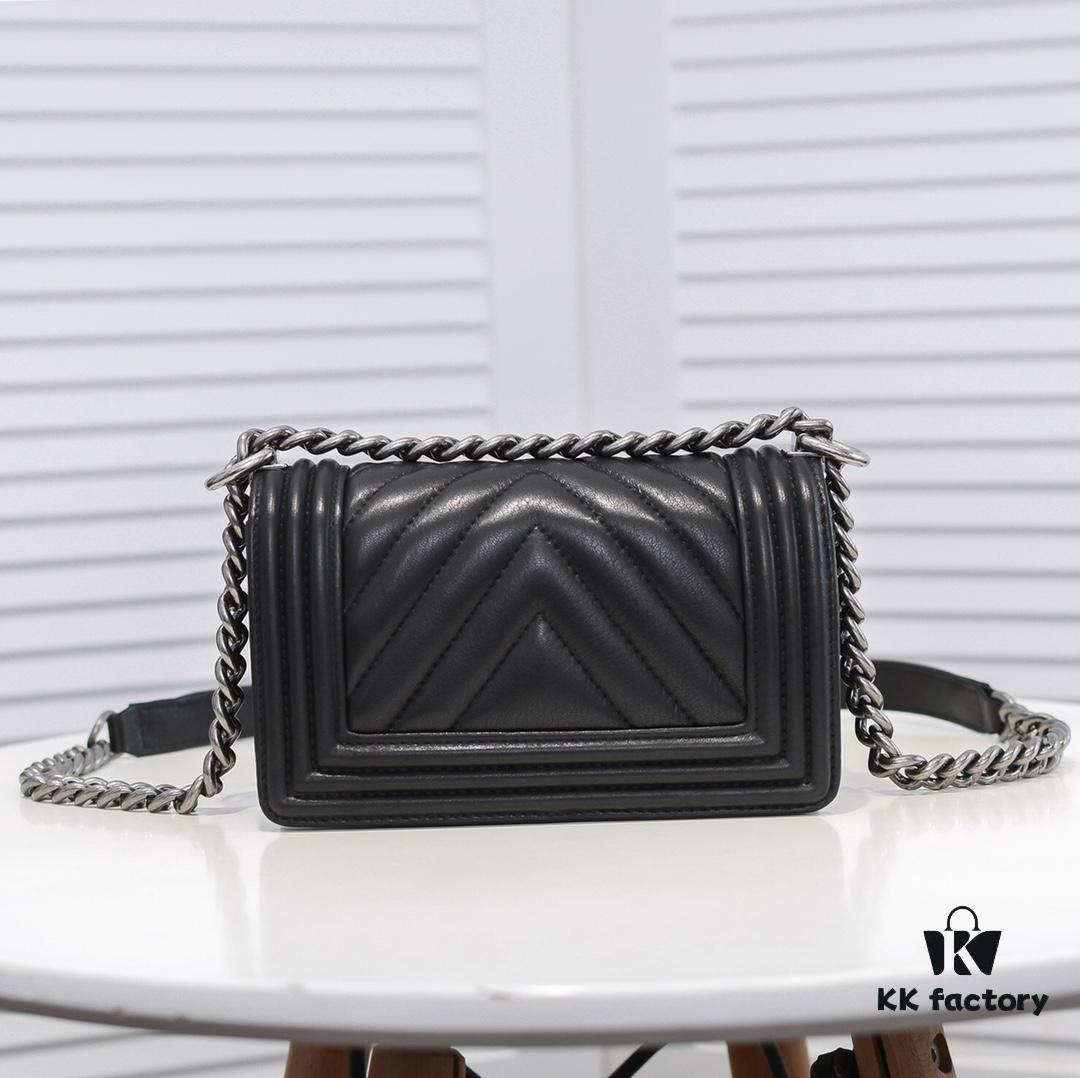 69304bdbf09edb6de4c4e542 Chanel Crown Lambskin Handbag with Original Hardware - Full Sheepskin with Thickened Electroplated Metal Fittings