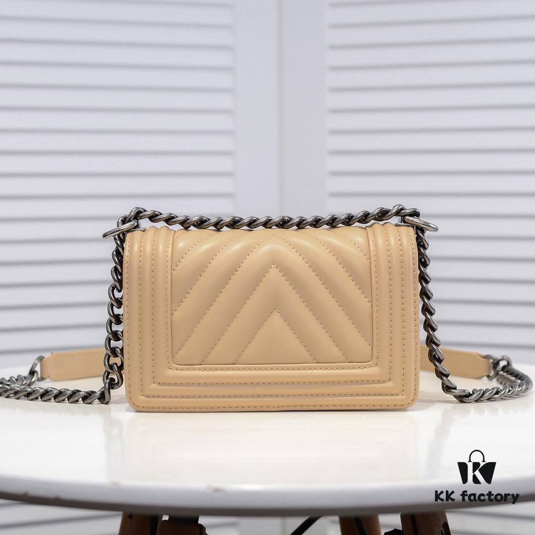 69304becf09edb6de4c4e560 Chanel Crown Lambskin Handbag with Original Hardware - Full Sheepskin, Thickened Electroplated Metal Fittings, Scratch-Resistant & Highly Durable, Premium Quality Comparable to Authentic Pieces