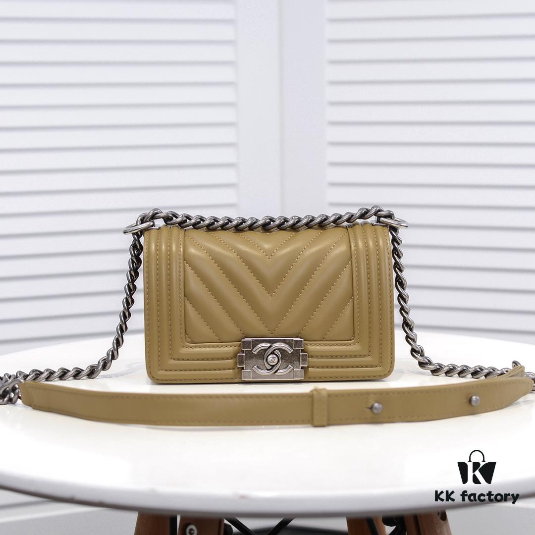 69304bf4f09edb6de4c4e56d Chanel Crown Lambskin Bag with Original Hardware - Full Sheepskin with Thickened Electroplated Metal Fittings