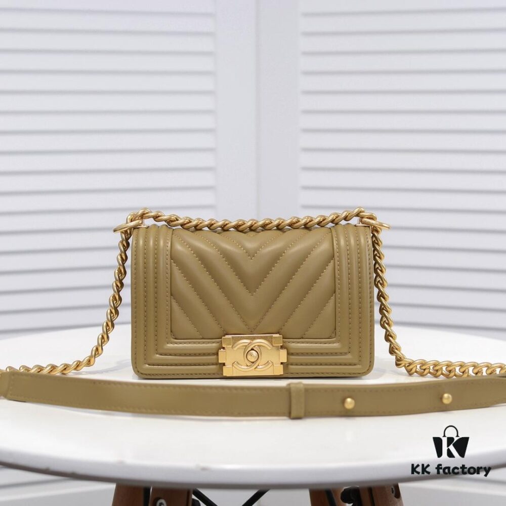 69304bf9f09edb6de4c4e576 Chanel Crown Lambskin Bag with Original Hardware - Full Sheepskin, Thickened Electroplated Metal Accessories, Premium Craftsmanship, 20*12*7cm, Model No. 67085