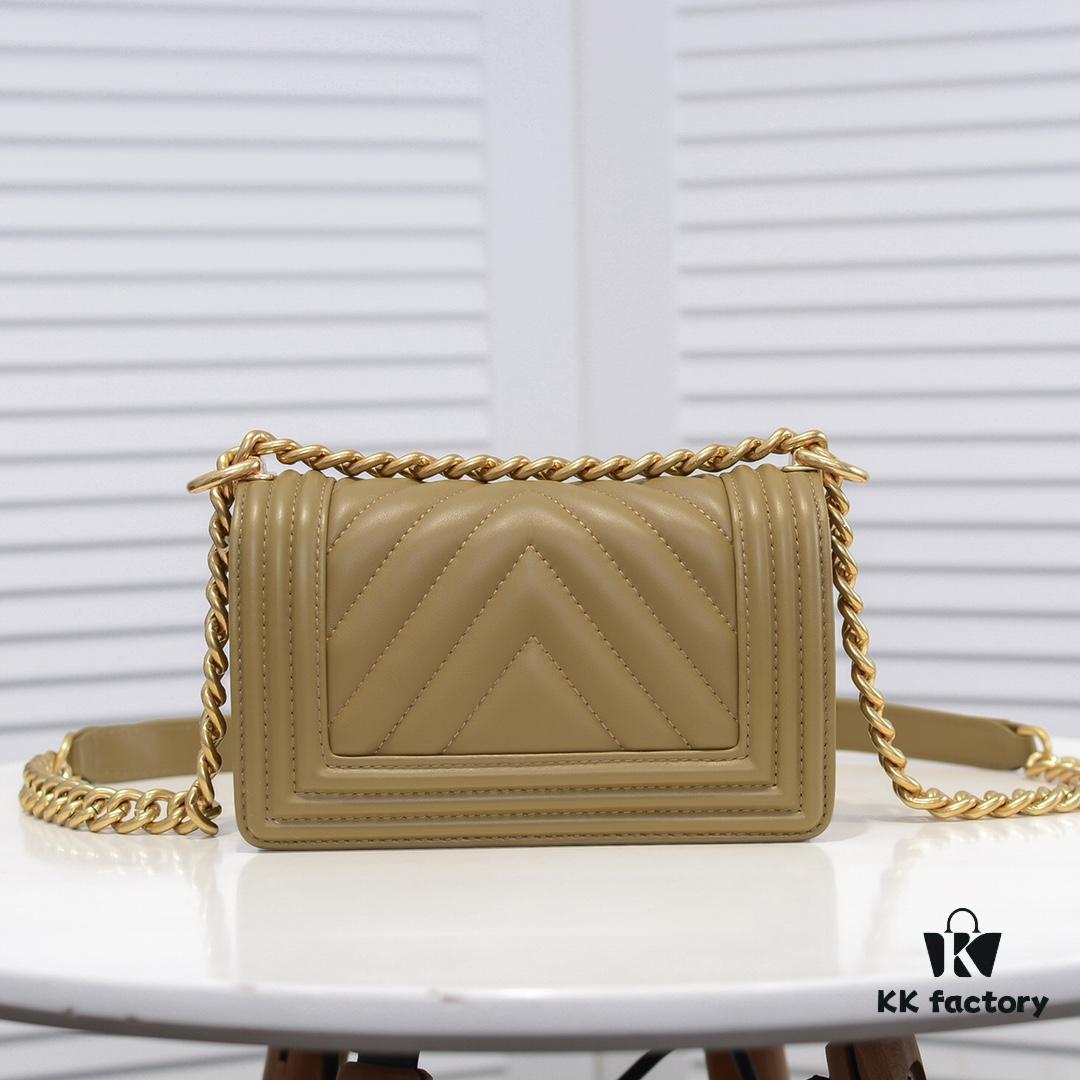 69304bfef09edb6de4c4e57e Chanel Crown Lambskin Bag with Original Hardware - Full Sheepskin, Thickened Electroplated Metal Accessories, Premium Craftsmanship, 20*12*7cm, Model No. 67085