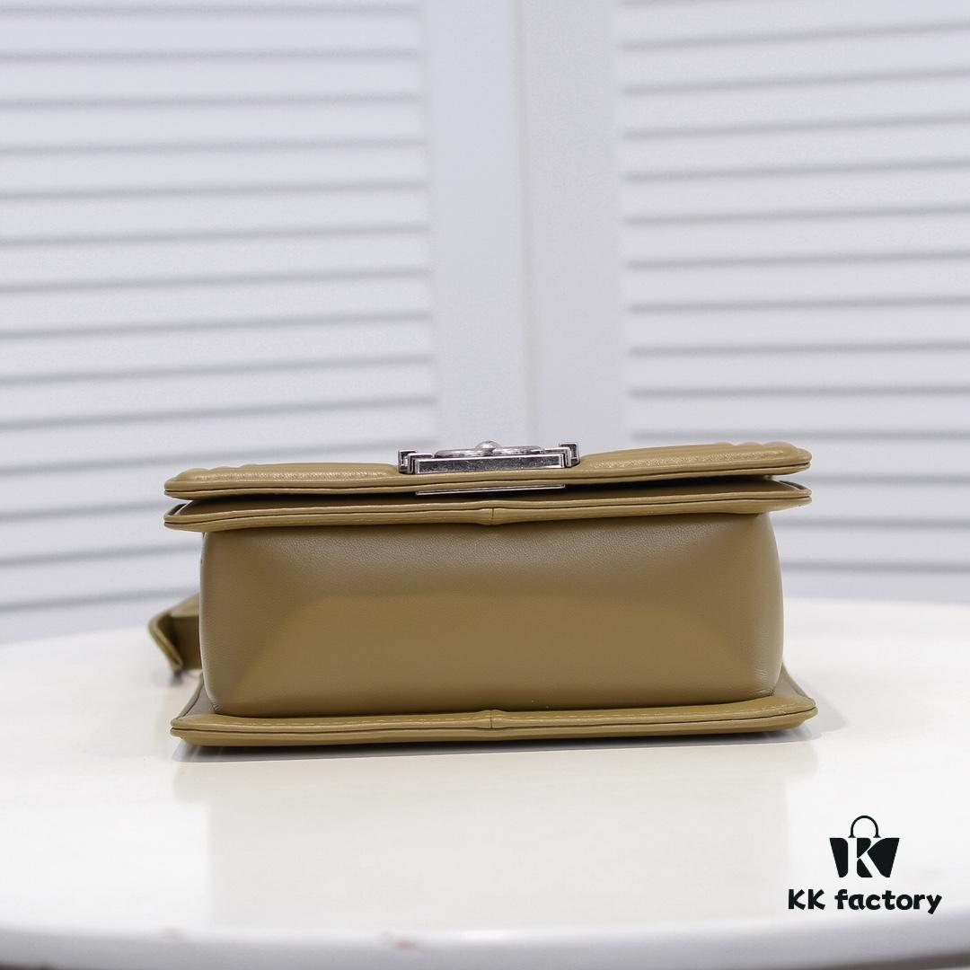 69304c0af09edb6de4c4e595 Chanel Crown Lambskin Bag with Original Hardware - Full Sheepskin, Thickened Electroplated Metal, High-Quality Craftsmanship, Real Stock and Photos
