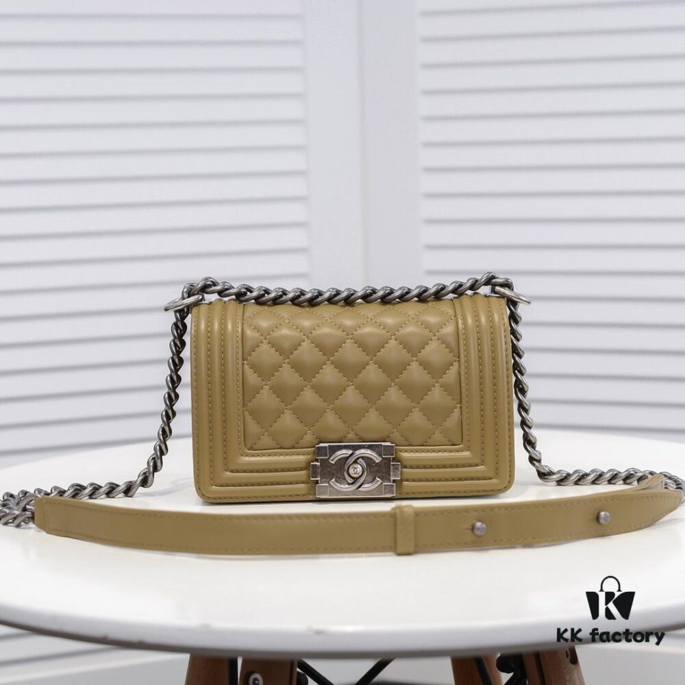 69304c0cf09edb6de4c4e599 Chanel Crown Lambskin Bag with Original Hardware - Full Sheepskin, Thickened Electroplated Metal, High-Quality Craftsmanship, Real Stock and Photos