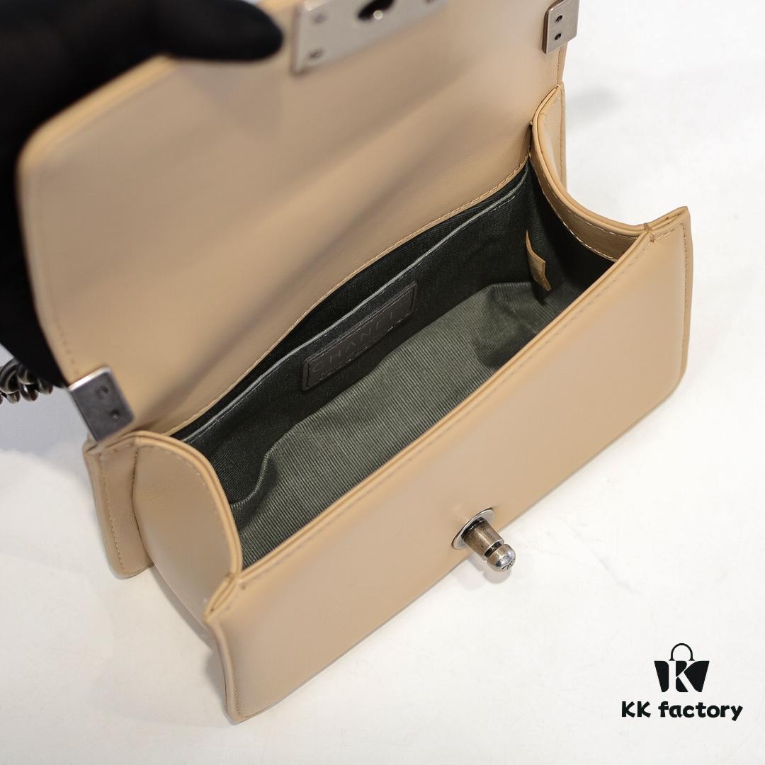 69304c15f09edb6de4c4e5aa Chanel Crown Lambskin Handbag with Full Sheepskin and Original Hardware, Thickened Electroplated Metal Fittings