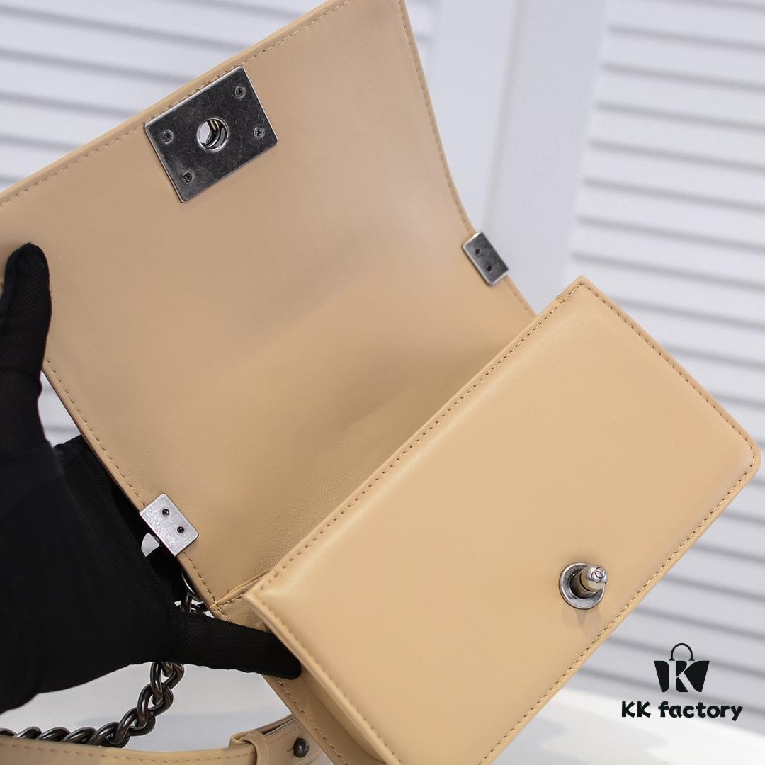 69304c16f09edb6de4c4e5ab Chanel Crown Lambskin Handbag with Full Sheepskin and Original Hardware, Thickened Electroplated Metal Fittings