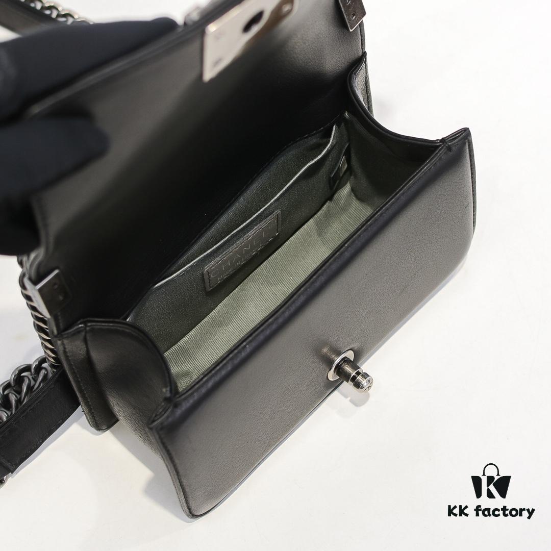 69304c20f09edb6de4c4e5bb Chanel Genuine Lambskin Handbag with Original Hardware - Premium Quality, Full Lambskin with Thickened Electroplated Metal Fittings