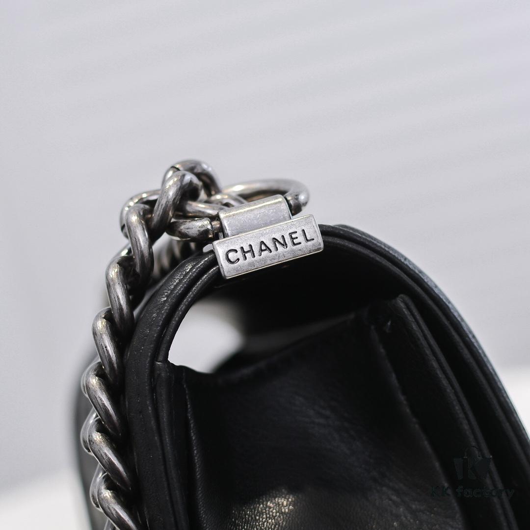 69304c3df09edb6de4c4e5e5 Chanel Genuine Lambskin Handbag with Original Hardware - Premium Quality, Full Lambskin with Thickened Electroplated Metal Fittings