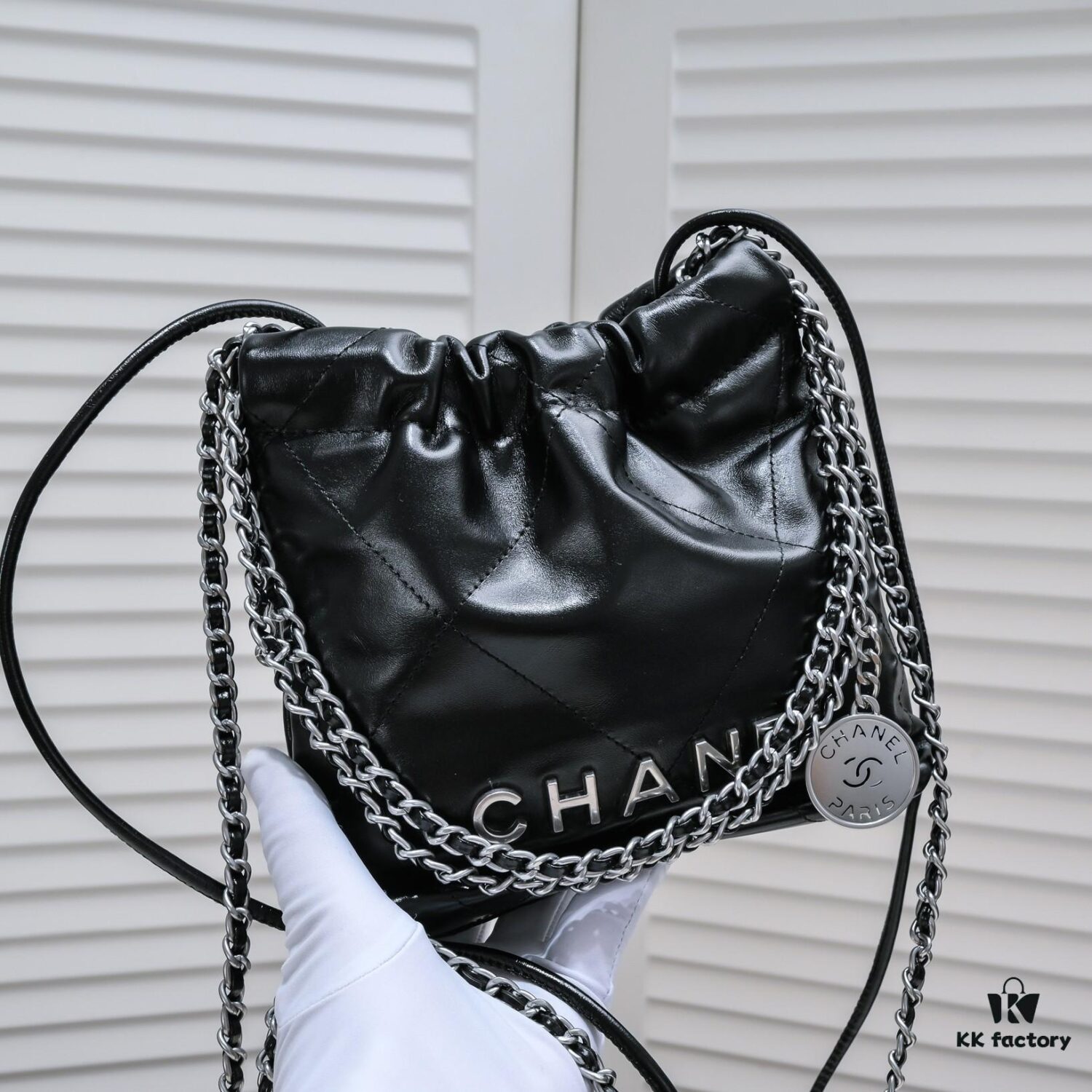 69304c84f09edb6de4c4e66d Chanel Mini 22 Bag Strikes Right in the Heart