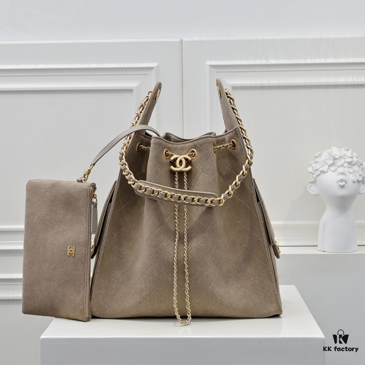 69304d1af09edb6de4c4e741 Large Upgraded Chanel 25C Hobo Bag in Suede Cowhide, Vintage Gold-Tone Buckle Drawstring Bucket Bag with Quilted Pattern, Retro Black and Gold, Classic Chain Design