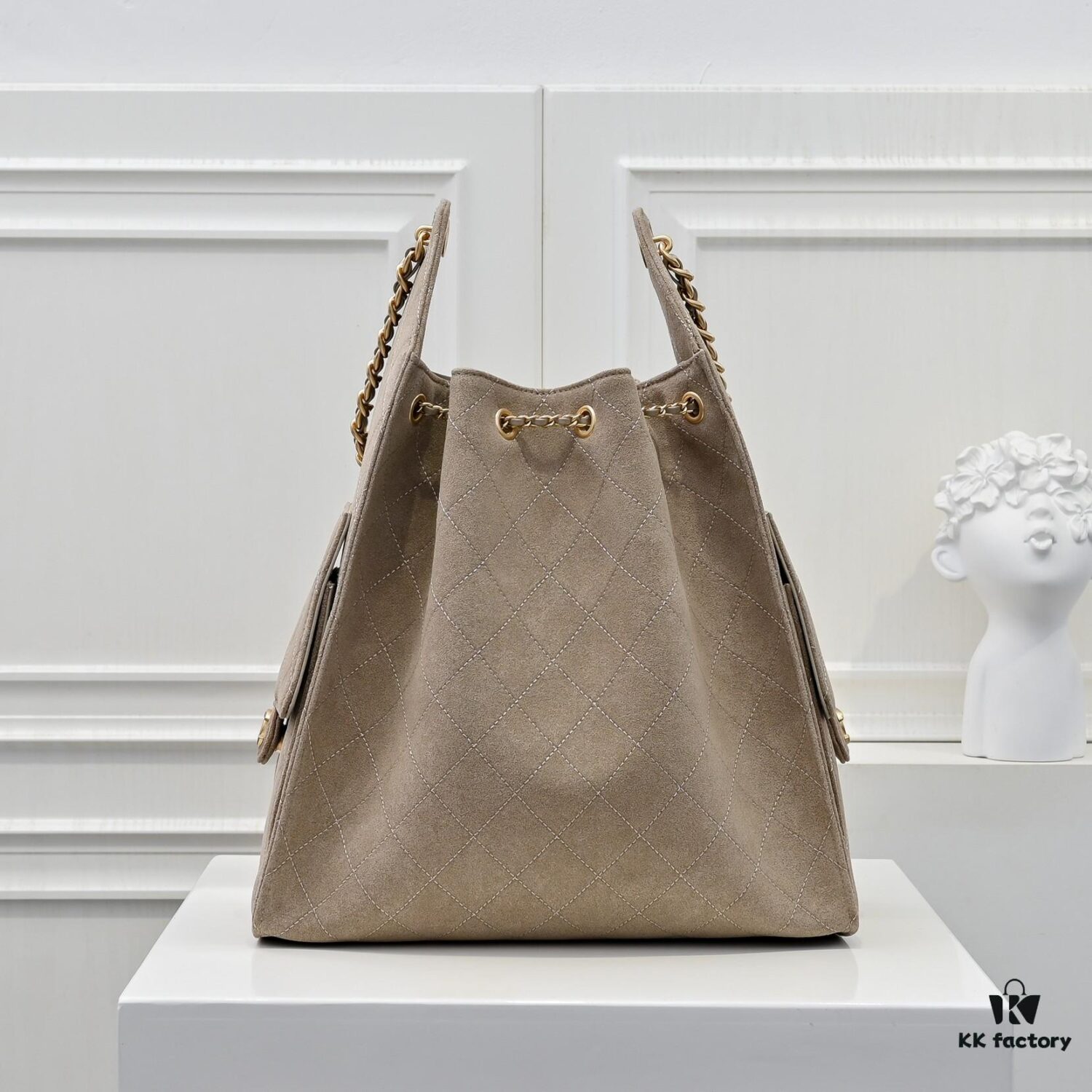 69304d1bf09edb6de4c4e743 Large Upgraded Chanel 25C Hobo Bag in Suede Cowhide, Vintage Gold-Tone Buckle Drawstring Bucket Bag with Quilted Pattern, Retro Black and Gold, Classic Chain Design