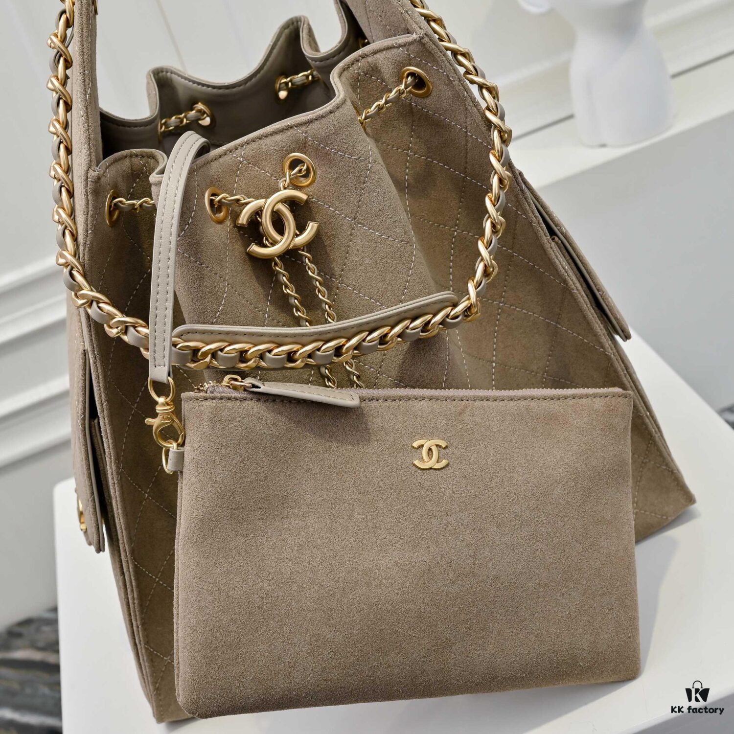 69304d20f09edb6de4c4e746 Large Upgraded Chanel 25C Hobo Bag in Suede Cowhide, Vintage Gold-Tone Buckle Drawstring Bucket Bag with Quilted Pattern, Retro Black and Gold, Classic Chain Design