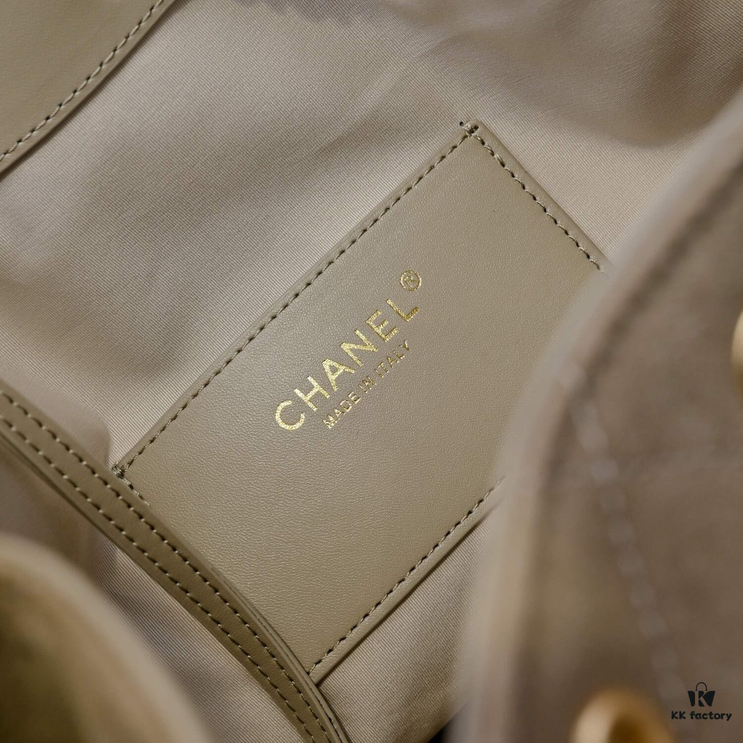 69304d22f09edb6de4c4e747 Large Upgraded Chanel 25C Hobo Bag in Suede Cowhide, Vintage Gold-Tone Buckle Drawstring Bucket Bag with Quilted Pattern, Retro Black and Gold, Classic Chain Design