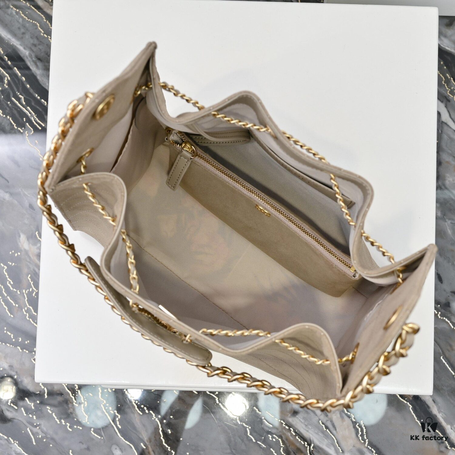 69304d24f09edb6de4c4e749 Large Upgraded Chanel 25C Hobo Bag in Suede Cowhide, Vintage Gold-Tone Buckle Drawstring Bucket Bag with Quilted Pattern, Retro Black and Gold, Classic Chain Design