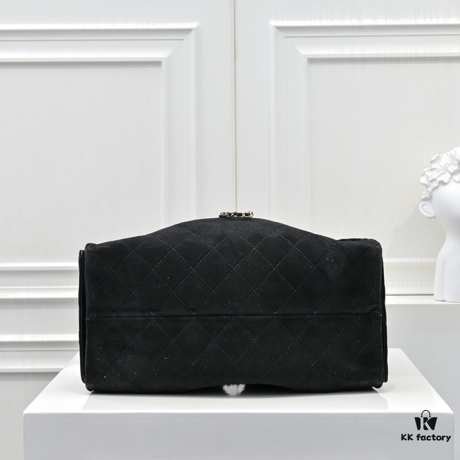 69304d26f09edb6de4c4e74c Large Upgraded Chanel 25C Hobo Bag in Suede Cowhide - Vintage Bucket Bag with Coin Button Drawstring, Diamond Quilting, Retro Black-Gold Tone, Classic Chain Design