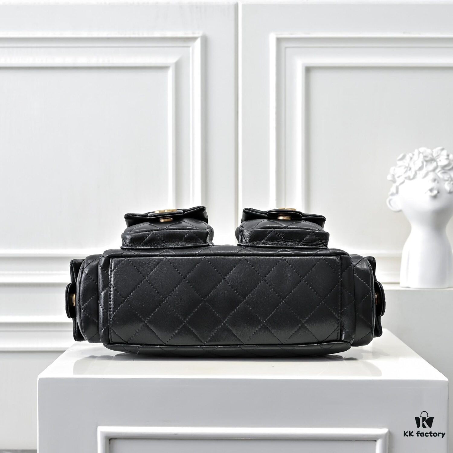 69304e45f09edb6de4c4e8a6 CHANEL 25C New Arrival – Lightweight and Stylish Lambskin Shoulder Bag with Chunky Chain