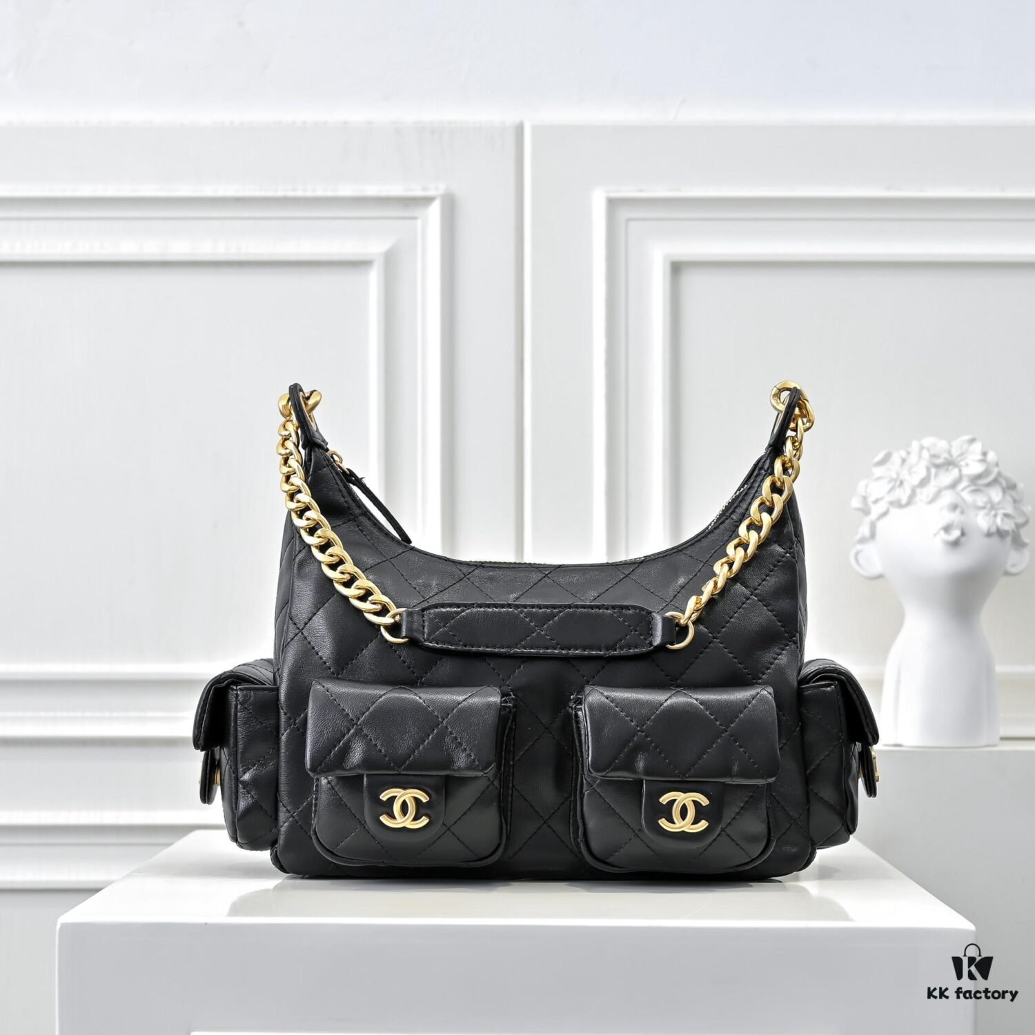 69304e46f09edb6de4c4e8a7 CHANEL 25C New Arrival – Lightweight and Stylish Lambskin Shoulder Bag with Chunky Chain
