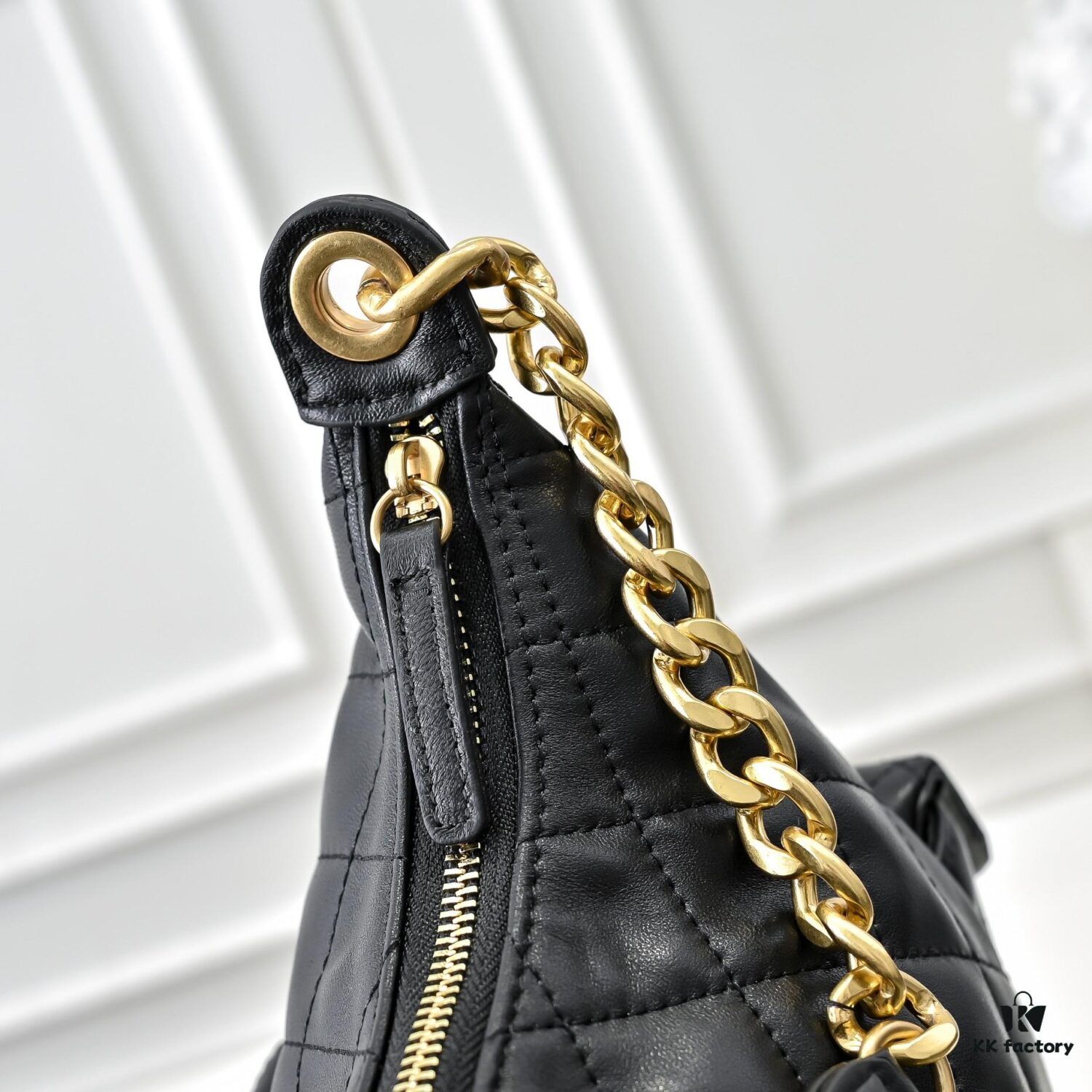 69304e48f09edb6de4c4e8a9 CHANEL 25C New Arrival – Lightweight and Stylish Lambskin Shoulder Bag with Chunky Chain