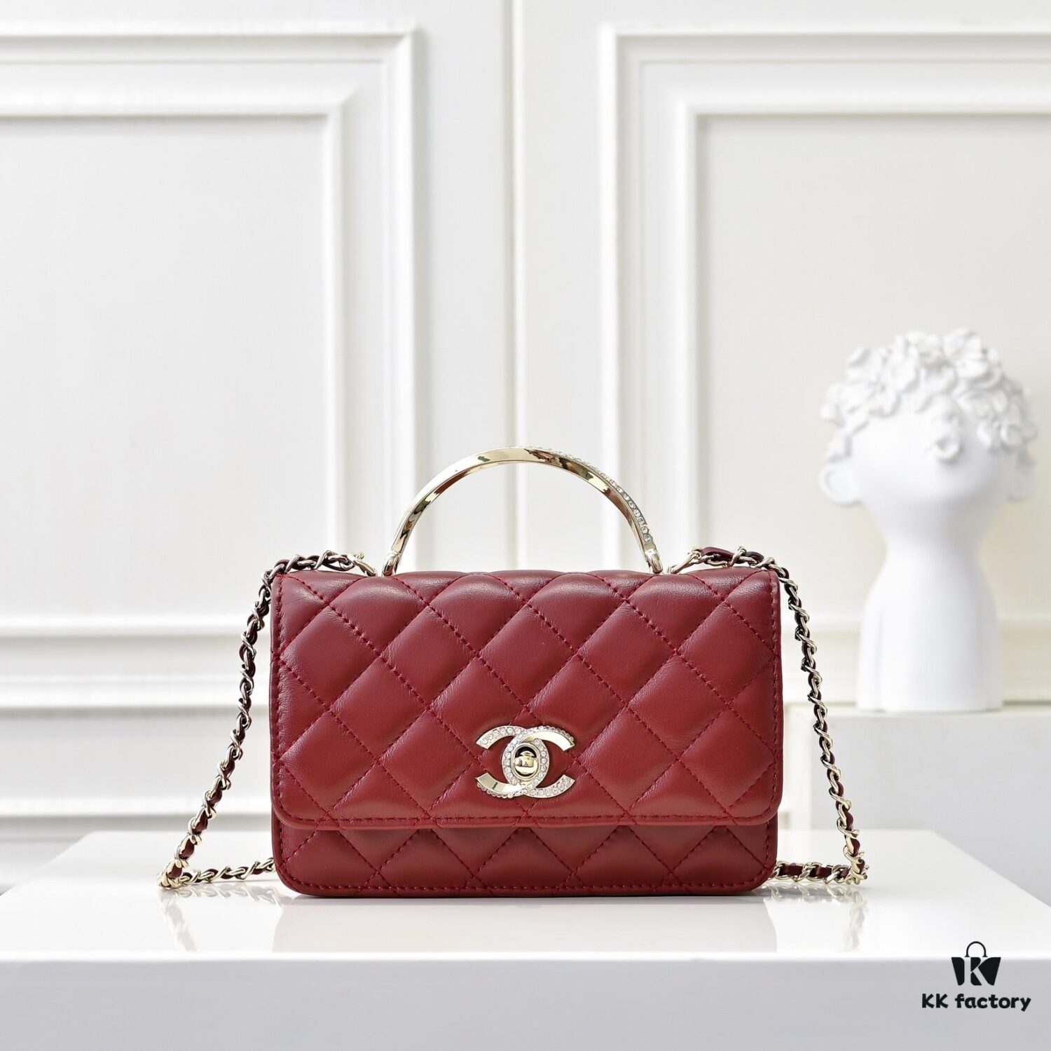 69304fb1f09edb6de4c4ea78 CHANEL 2024 Fall/Winter New Arrival Genuine Lambskin WOC with Metallic Rhinestone Handle, Stylish and Elegant – Can Be Carried by Hand or Worn Crossbody