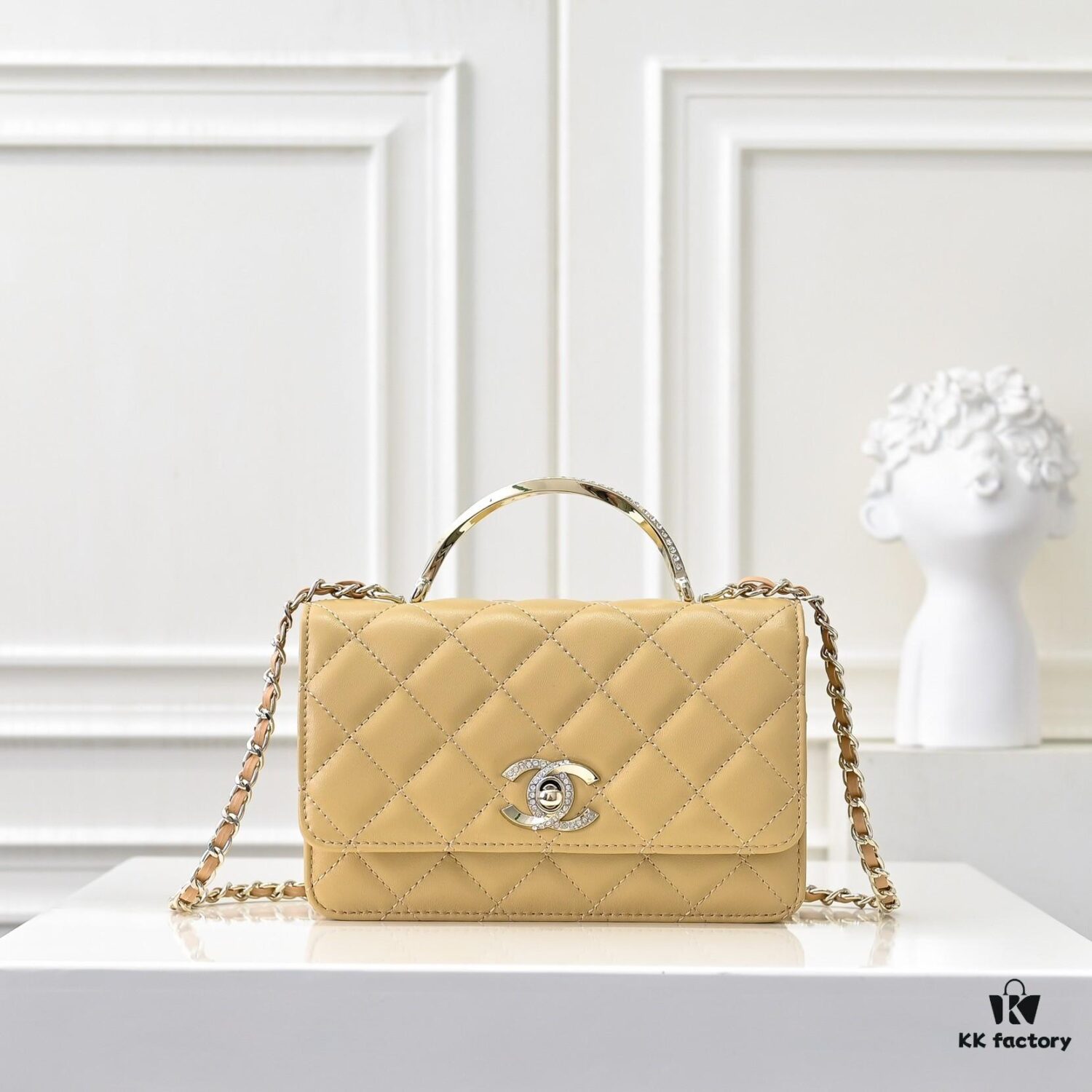 69304fc0f09edb6de4c4ea84 CHANEL 2024 Fall/Winter New Arrival Genuine Lambskin WOC with Metal Rhinestone Handle, Stylish and Elegant, Can Be Carried by Hand or Crossbody
