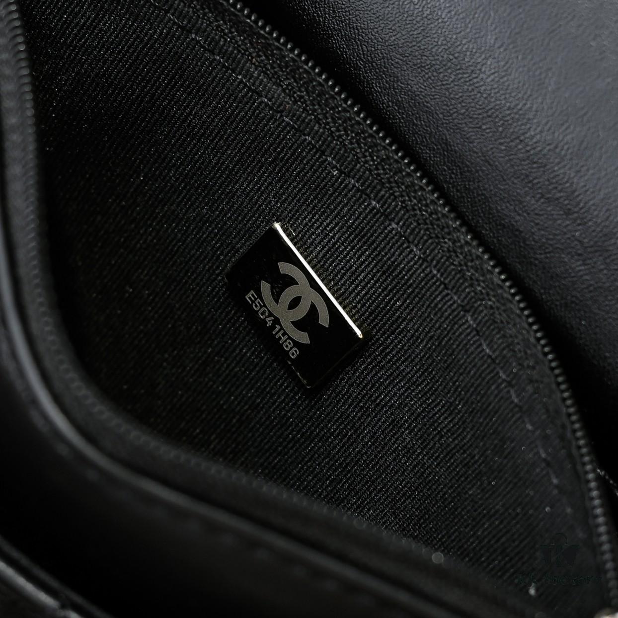 69304fc1f09edb6de4c4ea85 CHANEL 2024 Fall/Winter New Arrival Genuine Lambskin WOC with Metal Rhinestone Handle, Stylish and Elegant, Can Be Carried by Hand or Crossbody